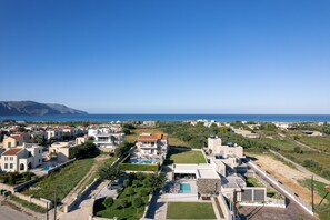Exterior - Luxurious villa with a large pool, 750m from the beach. (Asprouliani)