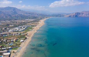 Camastros y toallas de playa