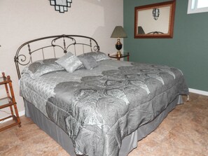 5 bedrooms, desk, bed sheets - Leasburg Lakehouse vacation home & private stocked lake near Meramec River. (Leasburg)