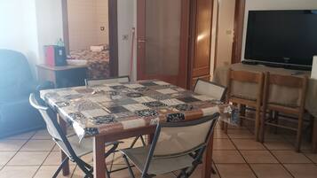 Apartment, 3 Bedrooms, Accessible | Dining