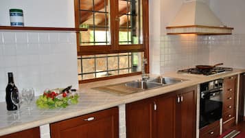 Villa, 4 Schlafzimmer, eigener Pool, Gartenblick | Innenbereich