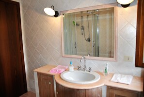 Villa, 4 Schlafzimmer, eigener Pool, Gartenblick | Badezimmer