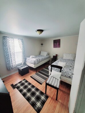 Shared Dormitory, 1 Bedroom | 1 bedroom - Room-black-white Rm By Yale U (New Haven)
