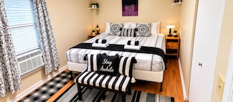 Room-black-white Rm By Yale U