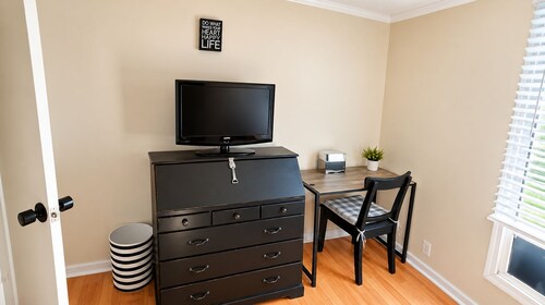 Room-black-white Rm By Yale U