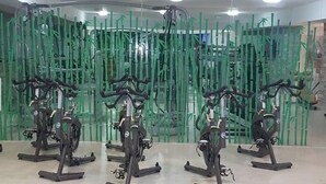 Una sala de gimnàstica amb bicicletes d'exercici alineades per files.
