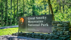 En skylt för nationalparken Great Smoky Mountains.