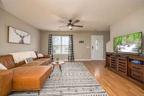 TV, video games, offices - Spacious Escape, Sleeps 6・Hot tub + Pet Friendly (Sevierville)