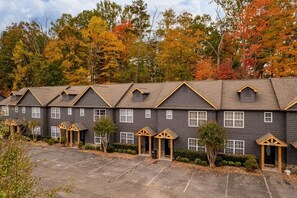Exterior - Spacious Escape, Sleeps 6・Hot tub + Pet Friendly (Sevierville)