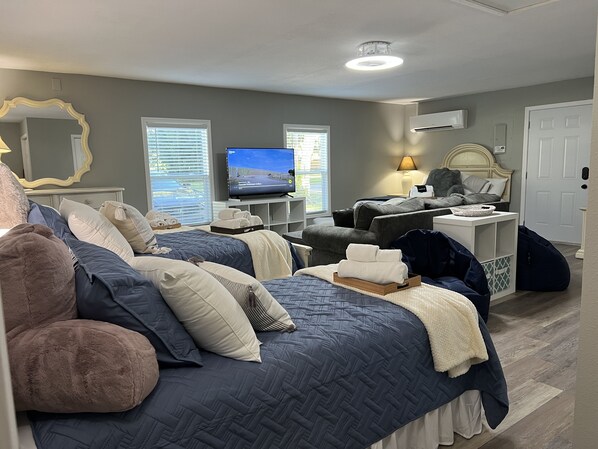 4 bedrooms, desk, iron/ironing board, travel crib - 4 bedroom Retreat Sleeps 11 with Dock on Lake Weir near The Villages & Orlando (Summerfield)