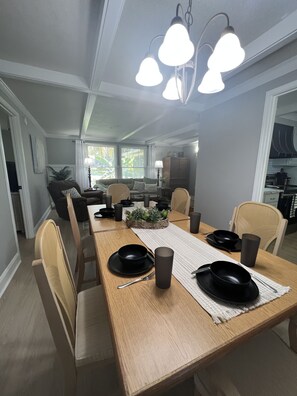 Dining - 4 bedroom Retreat Sleeps 11 with Dock on Lake Weir near The Villages & Orlando (Summerfield)