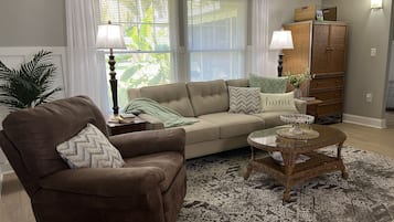 TV connectée, baby-foot, livres