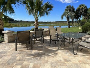 Outdoor dining - 4 bedroom Retreat Sleeps 11 with Dock on Lake Weir near The Villages & Orlando (Summerfield)