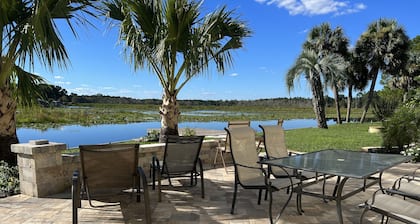 4 bedroom Retreat Sleeps 11 with Dock on Lake Weir near The Villages & Orlando