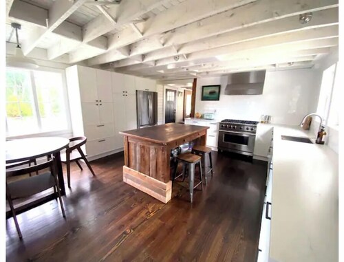 Renovated Modern Farmhouse Near Woods and Beach