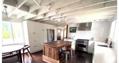 Renovated Modern Farmhouse Near Woods and Beach