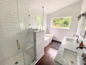 Regadera, secadora de cabello, toallas, jabón 