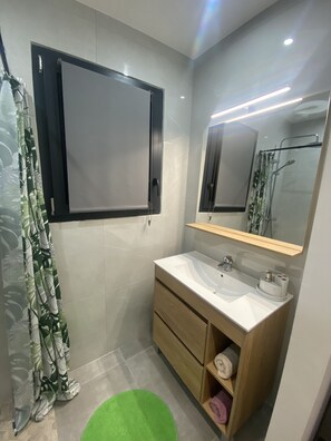 Badewanne, Handtücher, Seife, Toilettenpapier