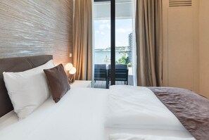 Luxury Apartment | In-room safe, desk, laptop workspace, soundproofing