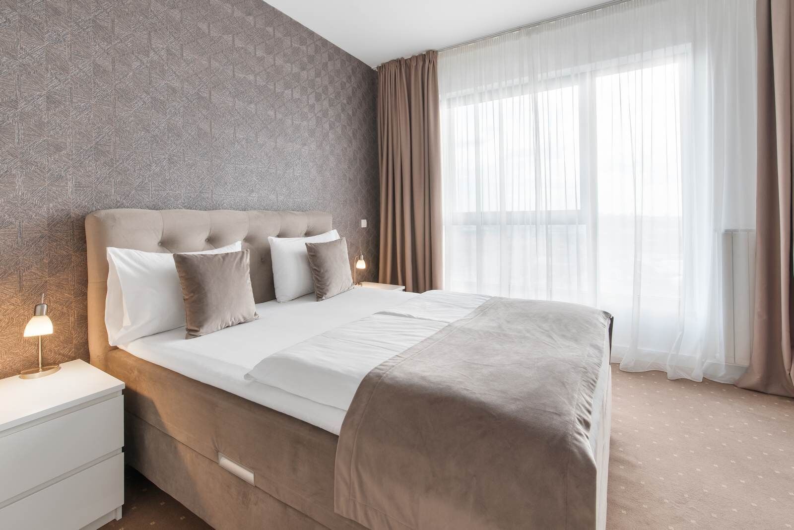 Elite Apartment | In-room safe, desk, laptop workspace, soundproofing