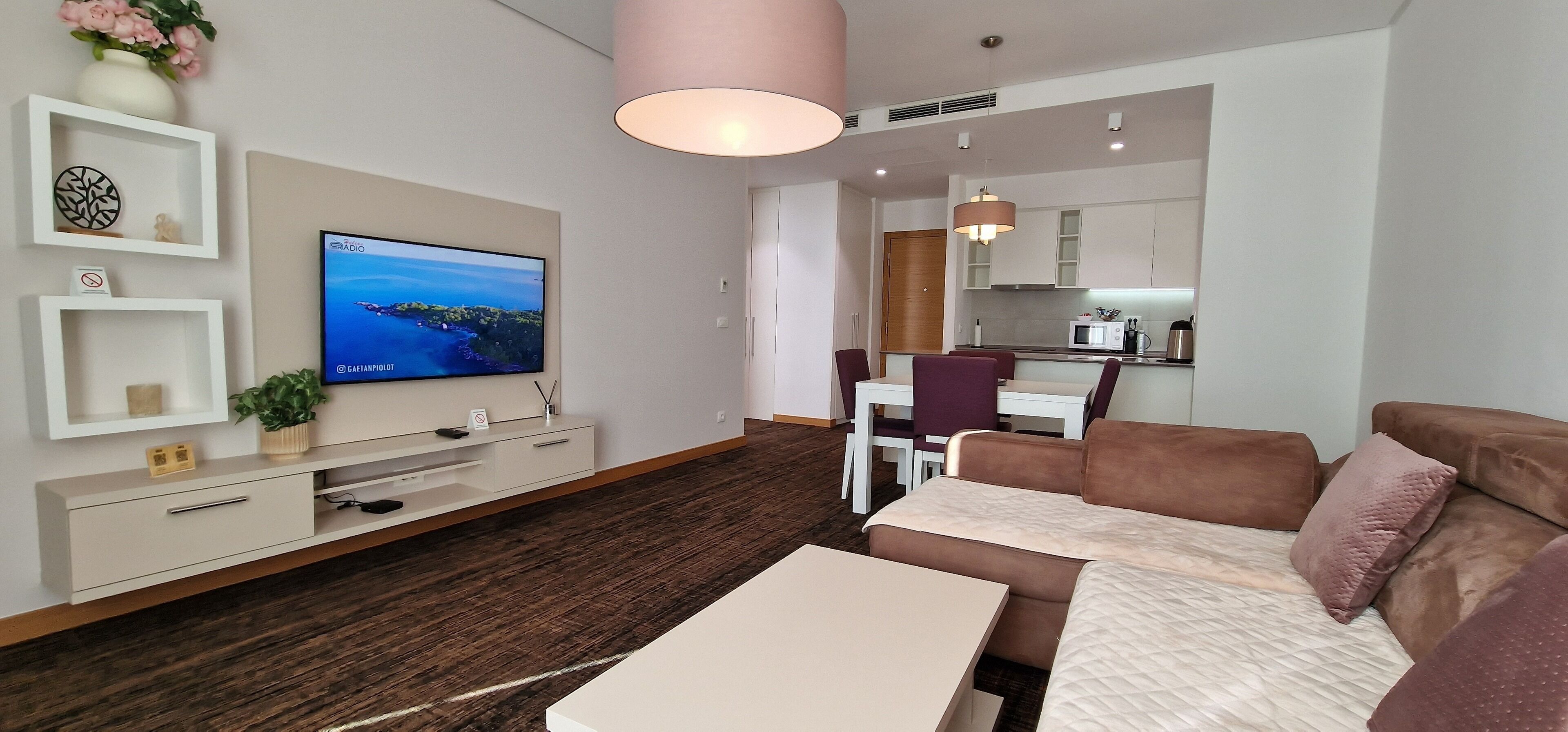 شقة حصرية | خزنة داخل الغرفة ومكتب ومساحة عمل للكمبيوتر المحمول وتجهيزات عازلة للصوت