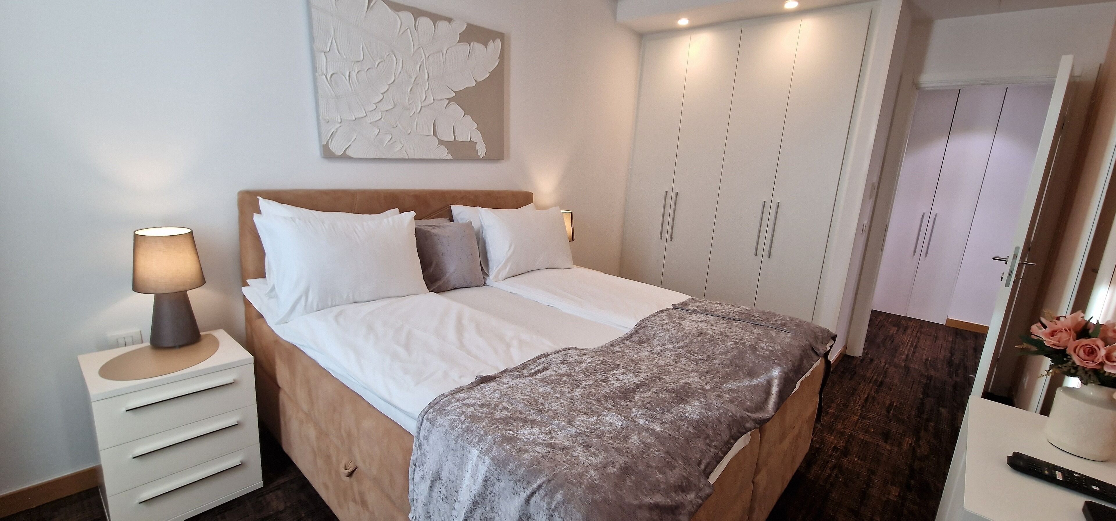 خزنة داخل الغرفة ومكتب ومساحة عمل للكمبيوتر المحمول وتجهيزات عازلة للصوت