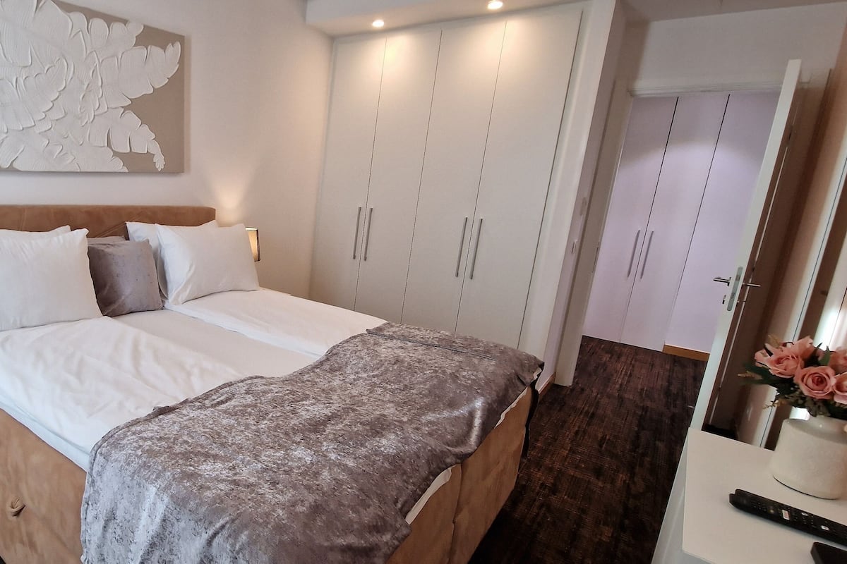 خزنة داخل الغرفة ومكتب ومساحة عمل للكمبيوتر المحمول وتجهيزات عازلة للصوت