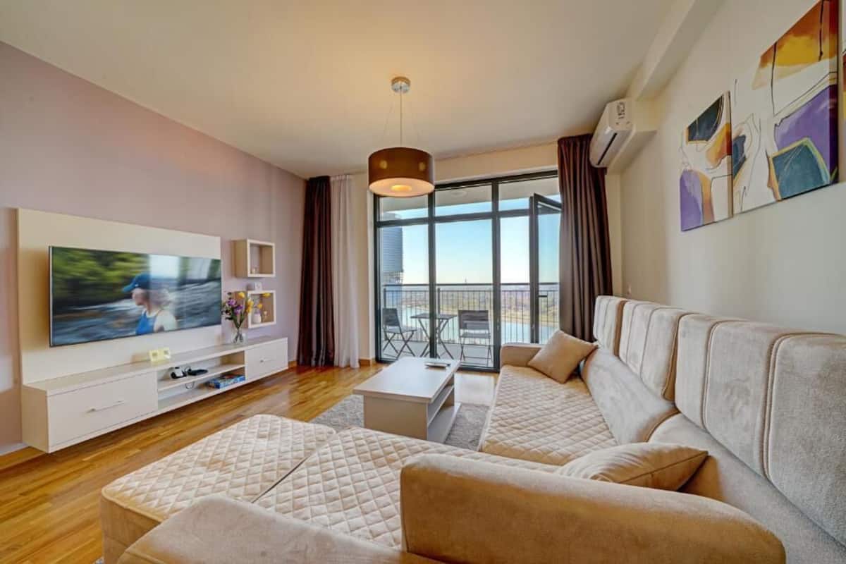 Brankas, kedap suara, setrika/meja setrika, dan Wi-Fi gratis