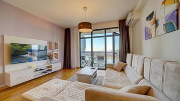 Värdeförvaringsskåp på rummet, skrivbord och arbetsyta för laptop