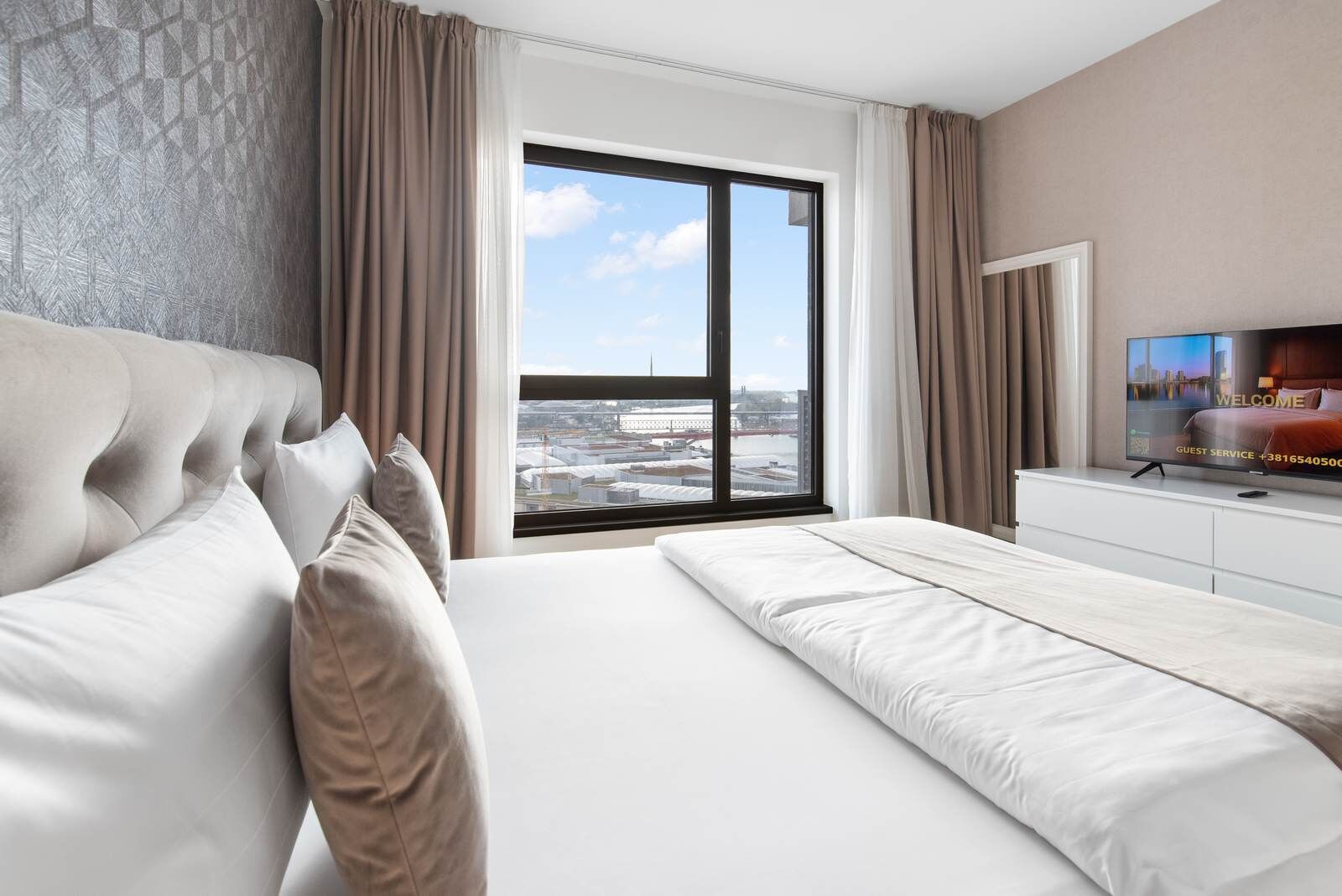 Elite Apartment | In-room safe, desk, laptop workspace, soundproofing