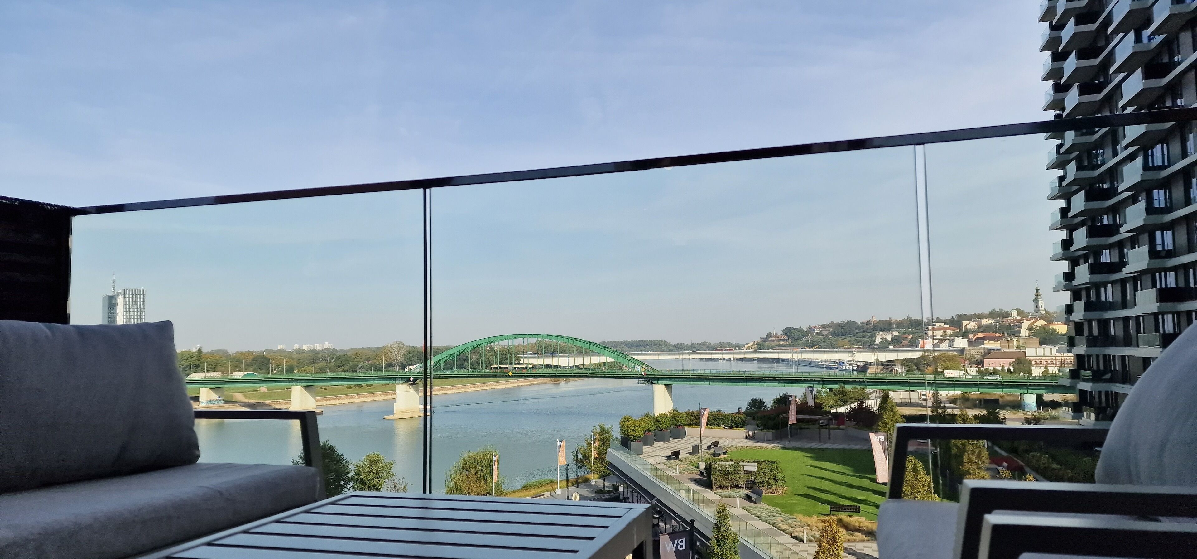 خزنة داخل الغرفة ومكتب ومساحة عمل للكمبيوتر المحمول وتجهيزات عازلة للصوت