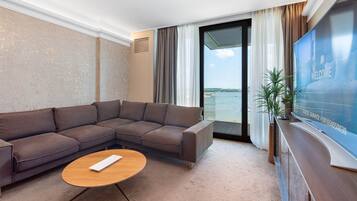 Luxury Apartment, 2 Bedrooms, Pool Access, River View | Living area