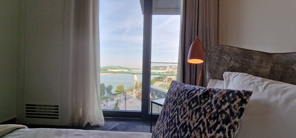 خزنة داخل الغرفة ومكتب ومساحة عمل للكمبيوتر المحمول وتجهيزات عازلة للصوت