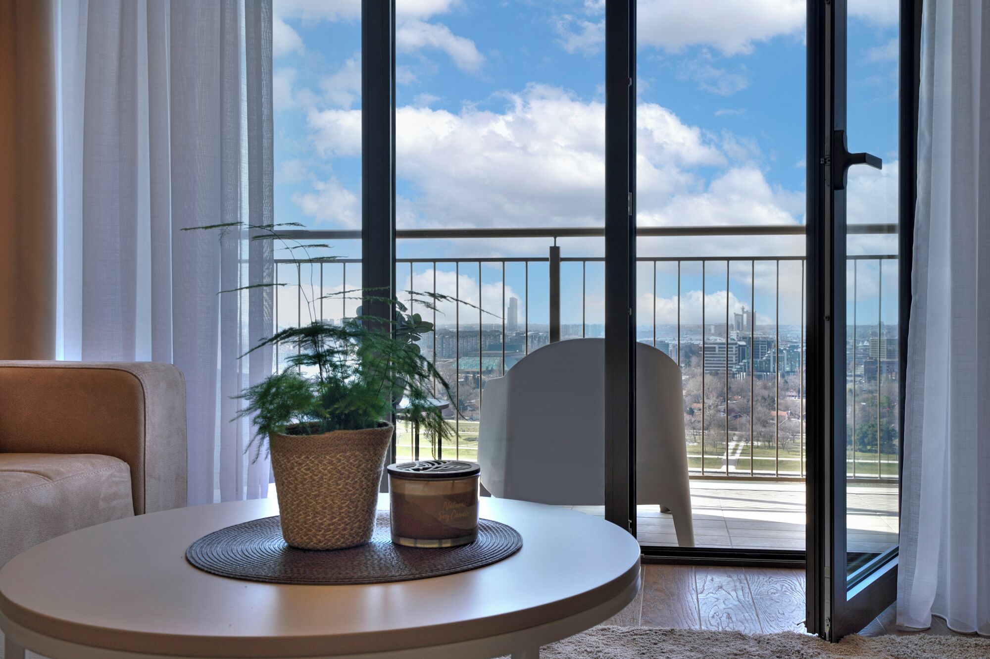 خزنة داخل الغرفة ومكتب ومساحة عمل للكمبيوتر المحمول وتجهيزات عازلة للصوت