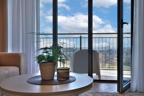 Deluxe Apartment | In-room safe, desk, laptop workspace, soundproofing