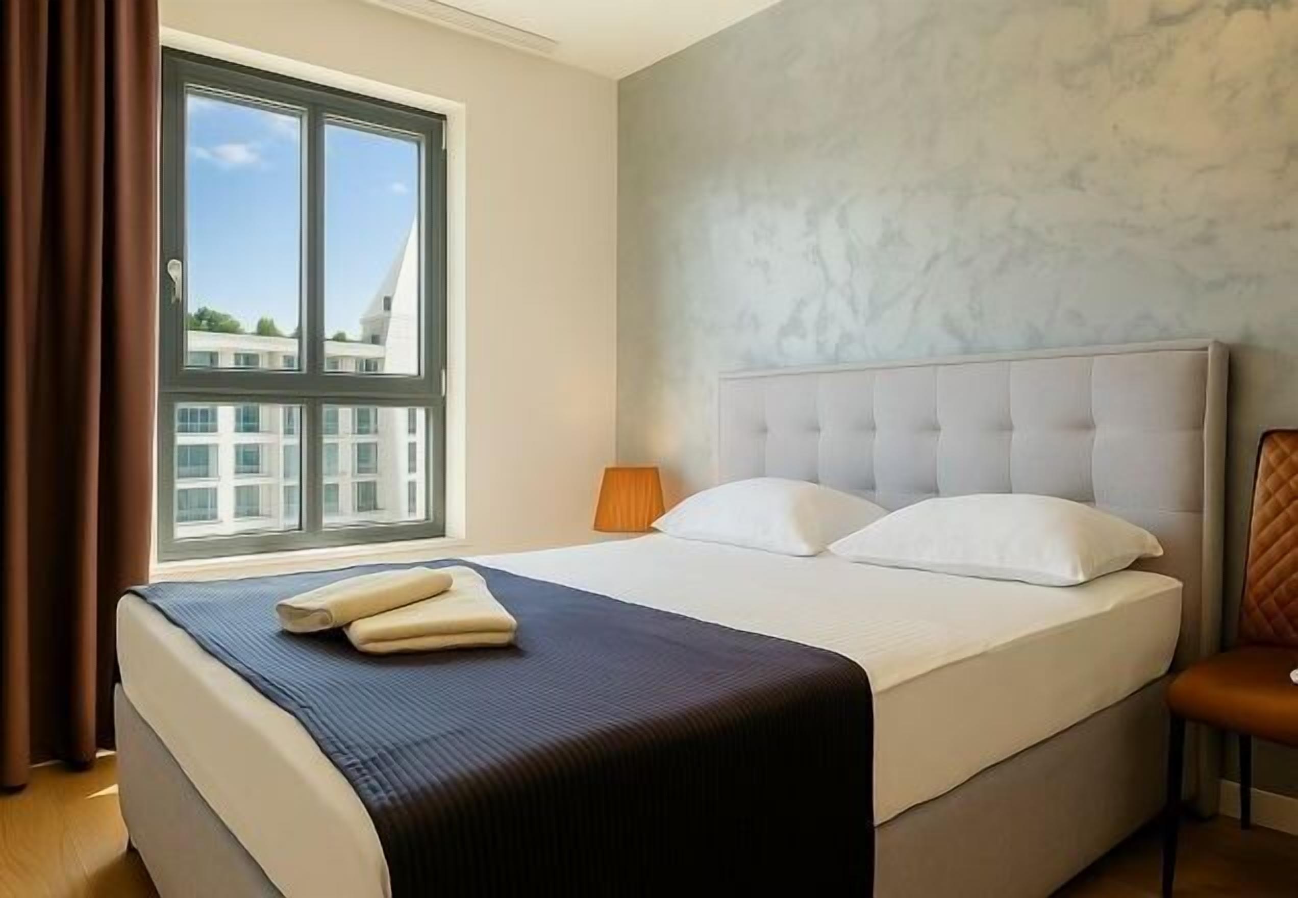 In-room safe, soundproofing, iron/ironing board, free WiFi