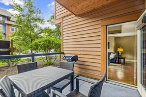 Outdoor dining - Luxury Condo in Solara Resort and Spa Canmore (Canmore)