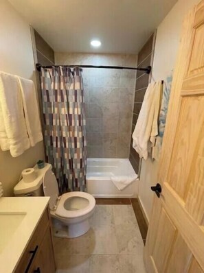Combined shower/bathtub, towels