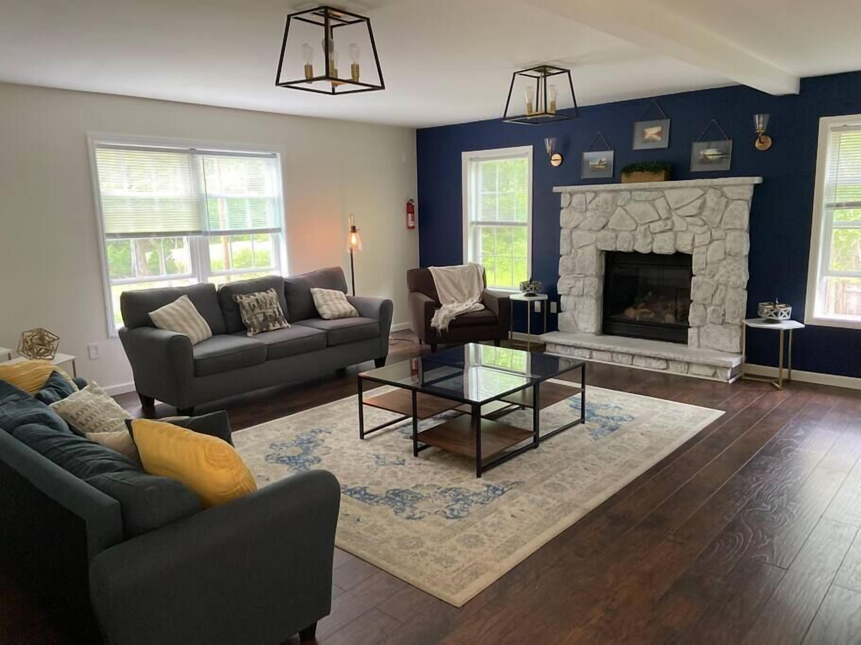 Televisión, chimenea, futbolito y tenis de mesa 