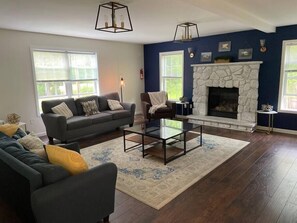 Televisie, een open haard, tafelvoetbal en een tafeltennistafel