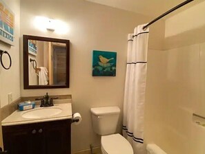 Combined shower/tub, towels