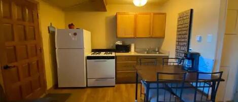 Réfrigérateur, four à micro-ondes, un four, surface de cuisson