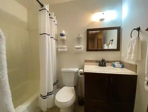 Combined shower/bathtub, towels