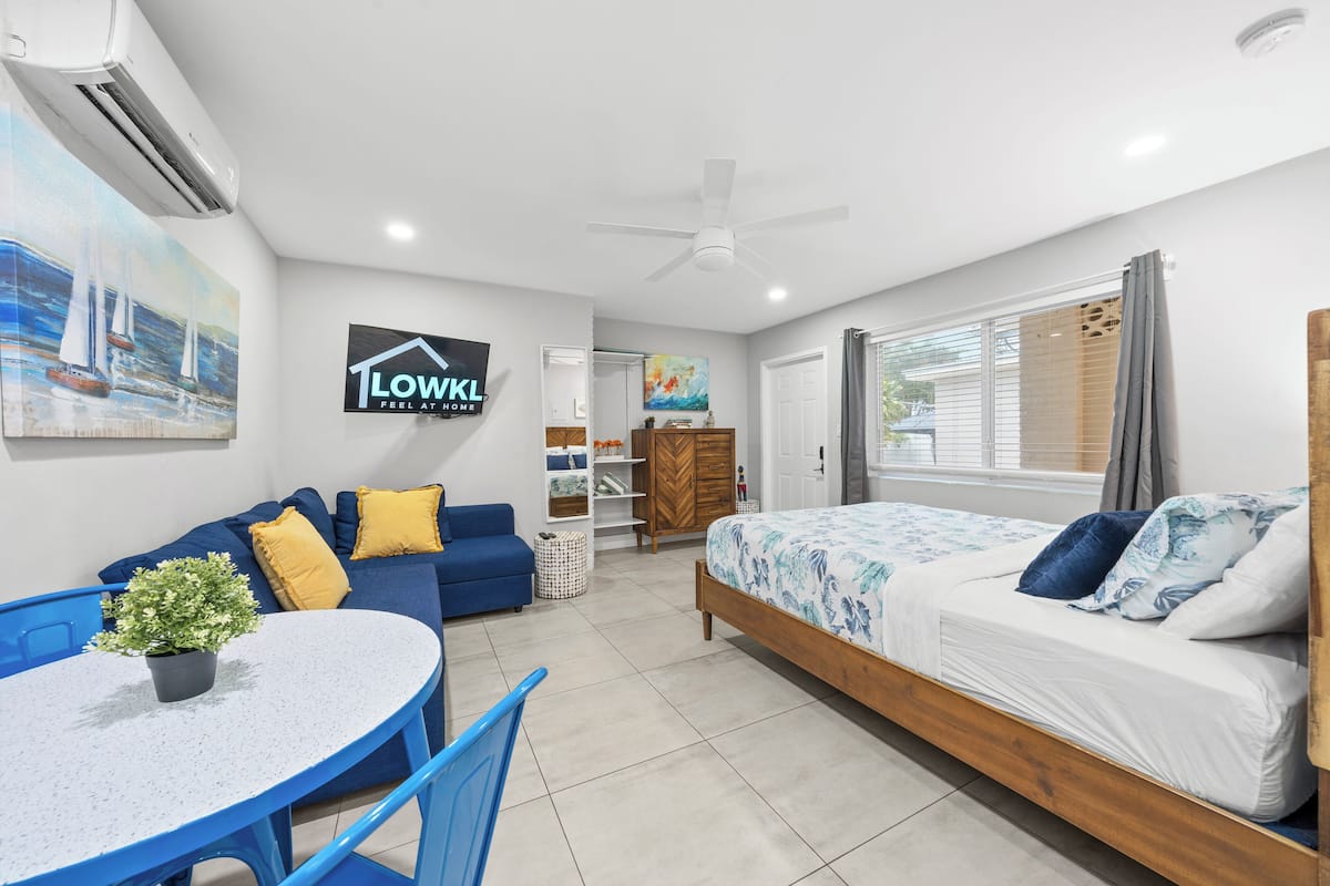 Deluxe Queen Studio w/ Kitchen & Sofa Bed | 1 bedroom, iron/ironing board, free WiFi, bed sheets