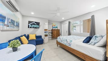 Deluxe Queen Studio w/ Kitchen & Sofa Bed | 1 bedroom, iron/ironing board, free WiFi, bed sheets