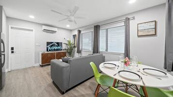 Superior 1-Bedroom Queen Pool View w/ Kitchen & Sofa Bed | In-room dining