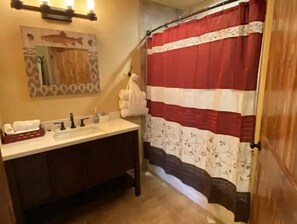 Combined shower/tub, towels