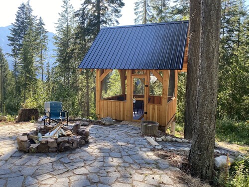 Hummingbird Haven Charming Cabin in the Mountains