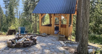 Hummingbird Haven Charming Cabin in the Mountains
