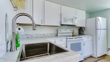 Full-size fridge, microwave, oven, stovetop